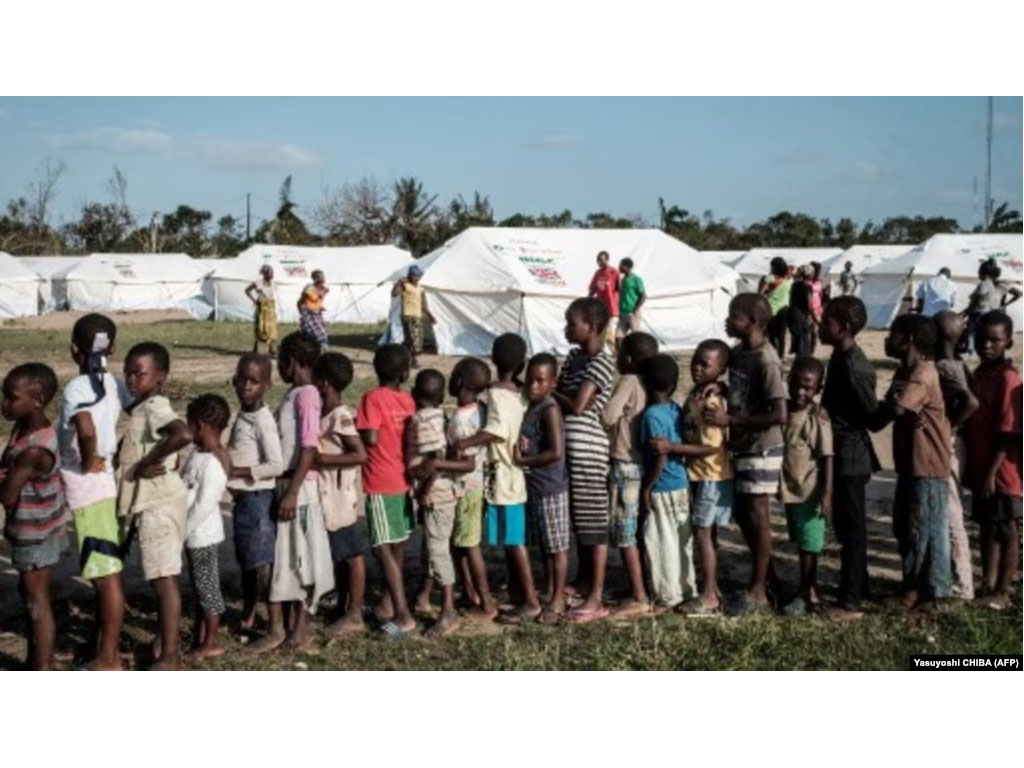 anak antre makanan di mozambik afrika