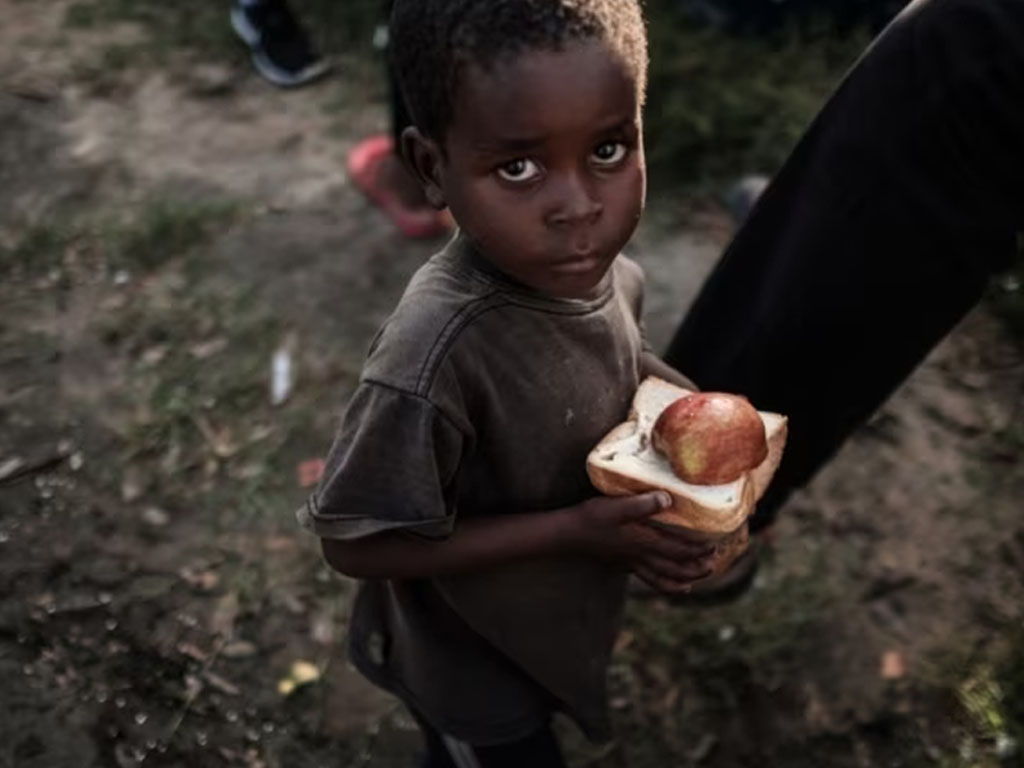 anak dapat makanan di mozambik afrika