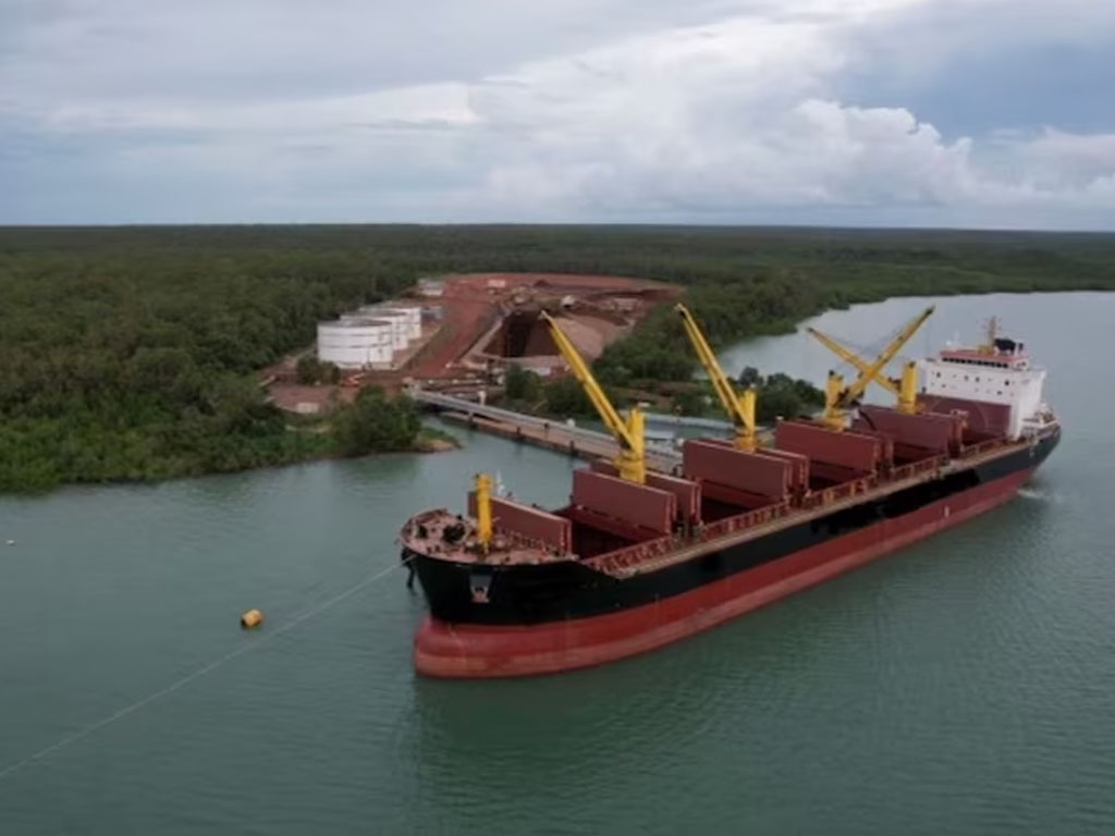 kapal muat serpihan kayu ke indonesia