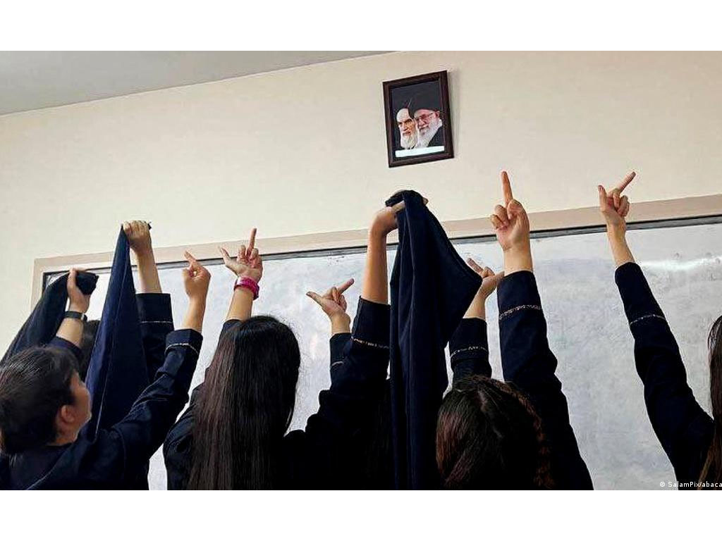 Pelajar perempuan di sekolah menengah tantang rezim iran
