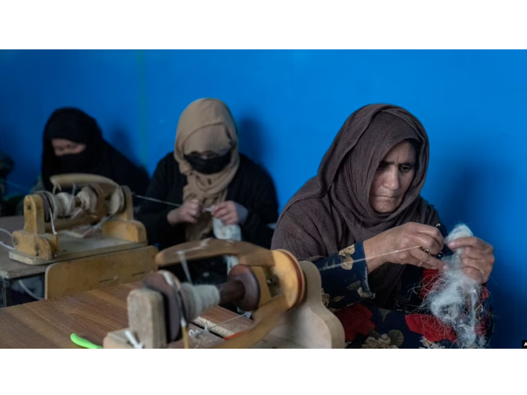 perempuan afghanistan merajut