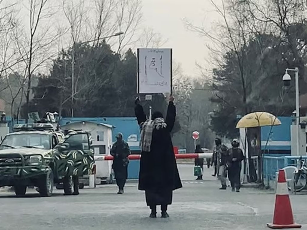 protes perempuan di depan univesitas kabul