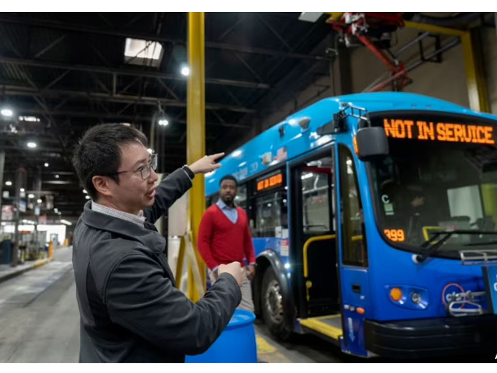 Asisten kepala teknisi peralatan bus Chicago Transit Authority