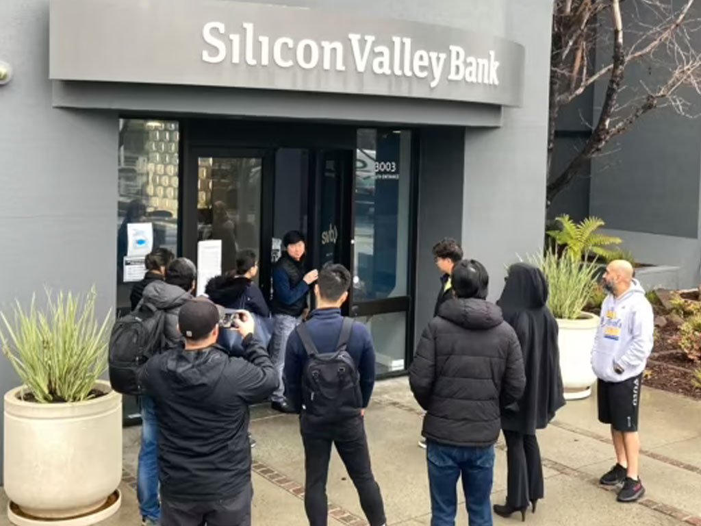 petugas Bank Silicon Valley berbicara dengan nasabah