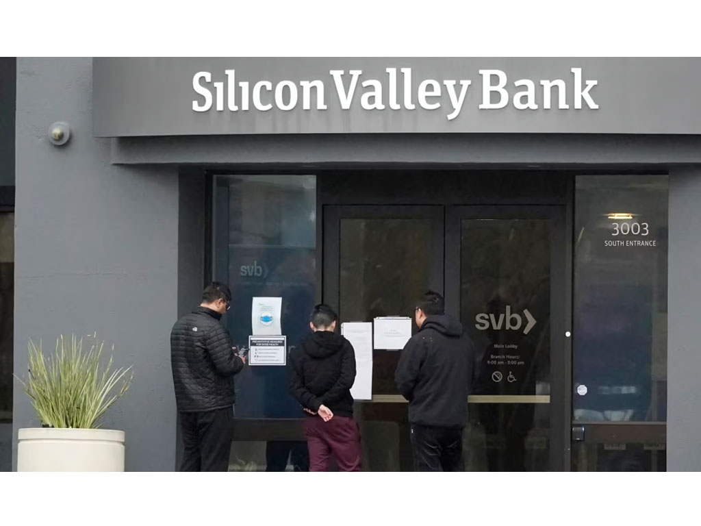nasabah baca pengumuman di pintu Bank Silicon Valley