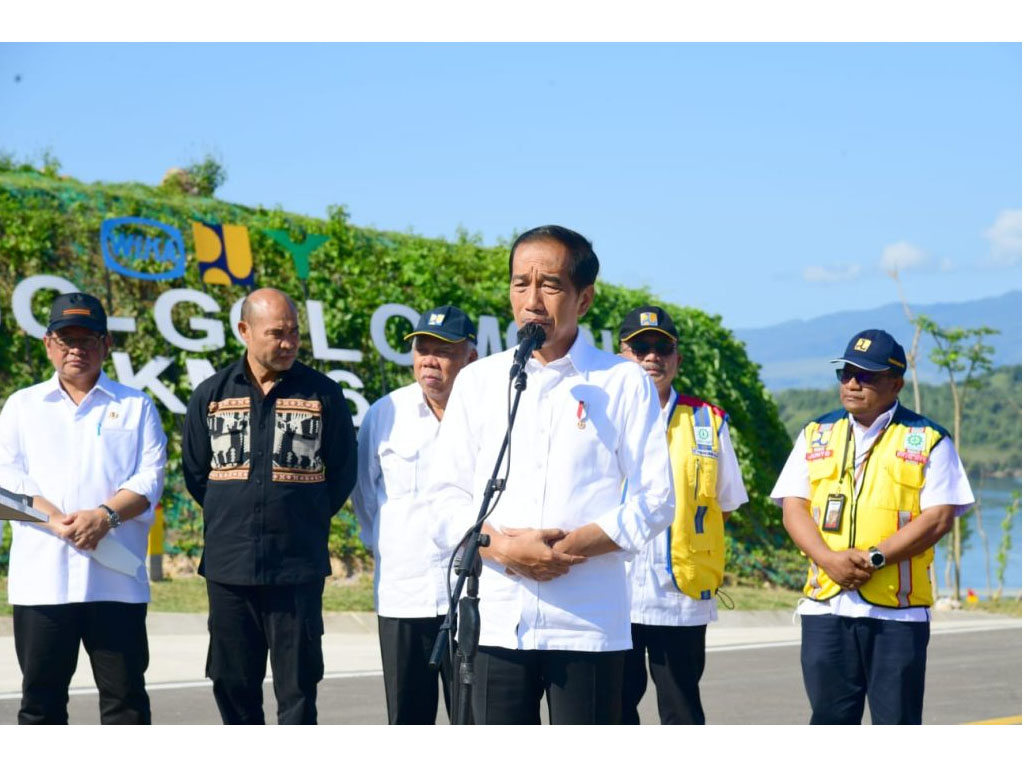 joowi resmikan jalan di labuan bajo