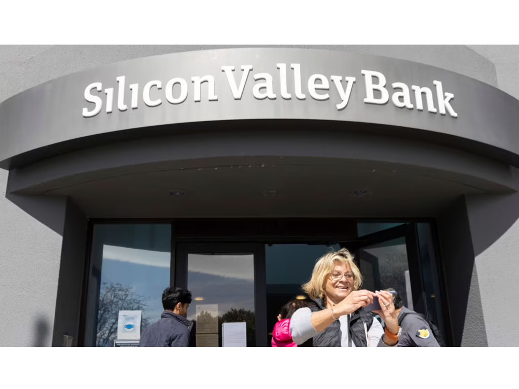 nasabah berswafoto di luar kantor pusat Silicon Valley Bank