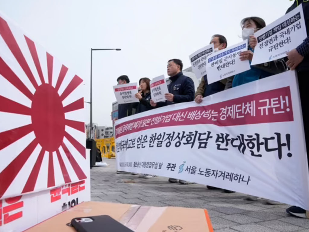 unjuk rasa menentang kunjungan presiden korsel ke jepang di seoul