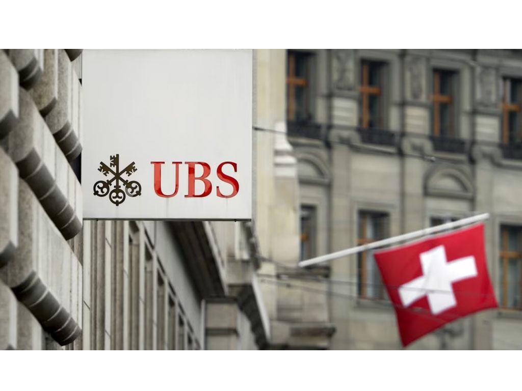 Bendera Swiss dan logo bank Swiss UBS