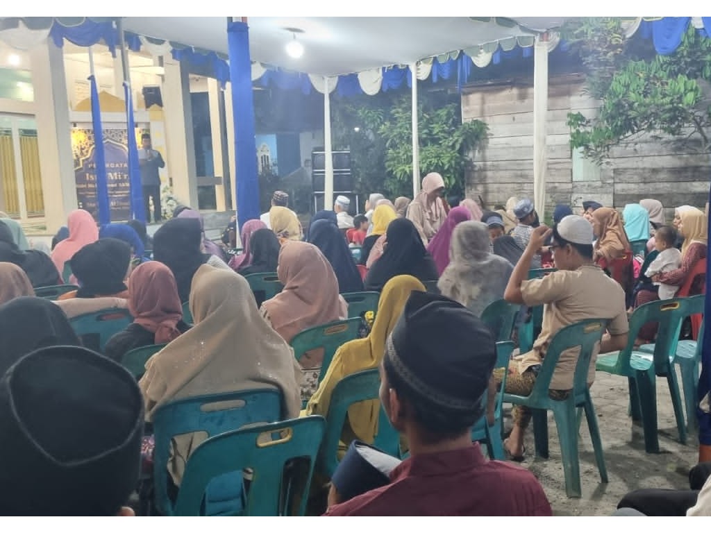 Kelompok masyarakat yang tergabung dalam Relawan Indonesia Moeda Sumatra Utara (Sumut) menggelar kegiatan memperingati Isra Mi\'raj