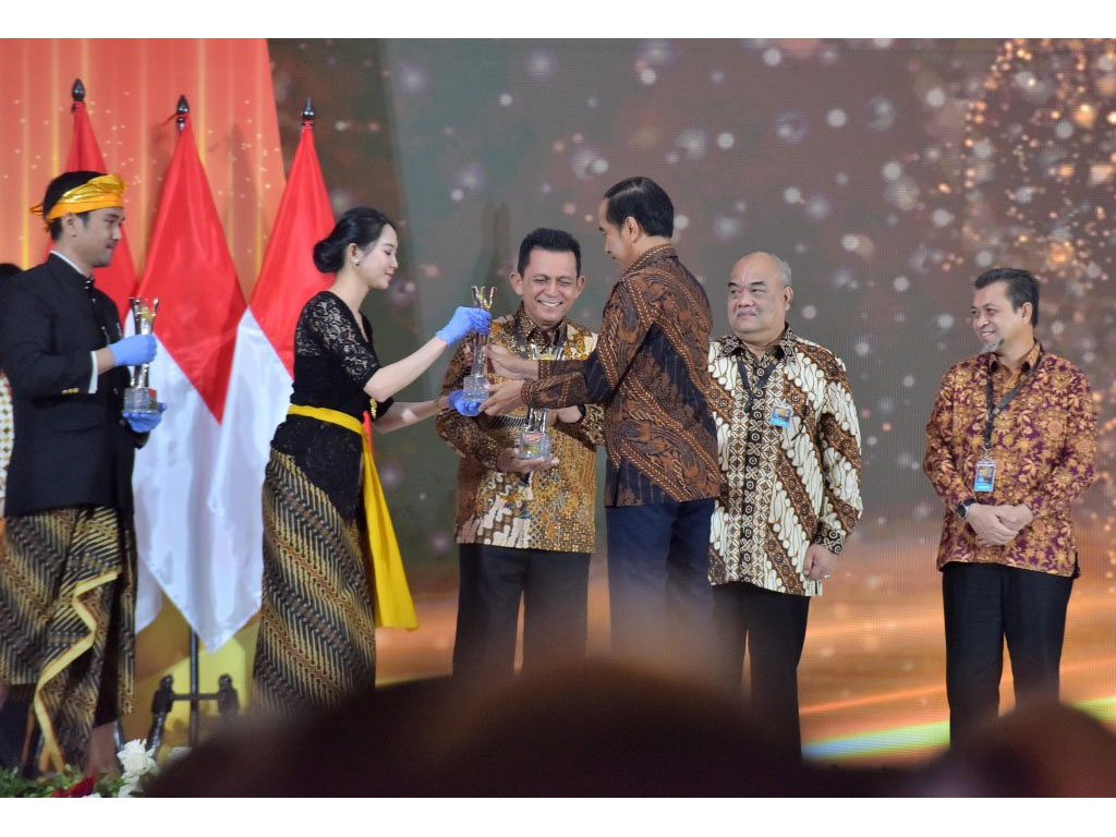 jokowi serahkan penghargaan covid