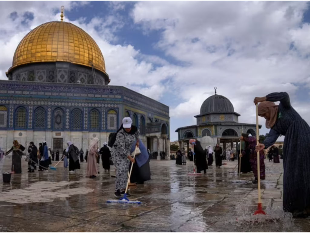 relawan bersihkan masjid di yerusalem