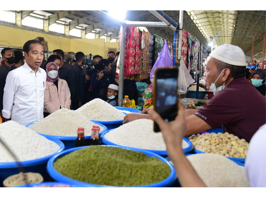 Jokowi mengunjungi Pasar Tramo di Maros