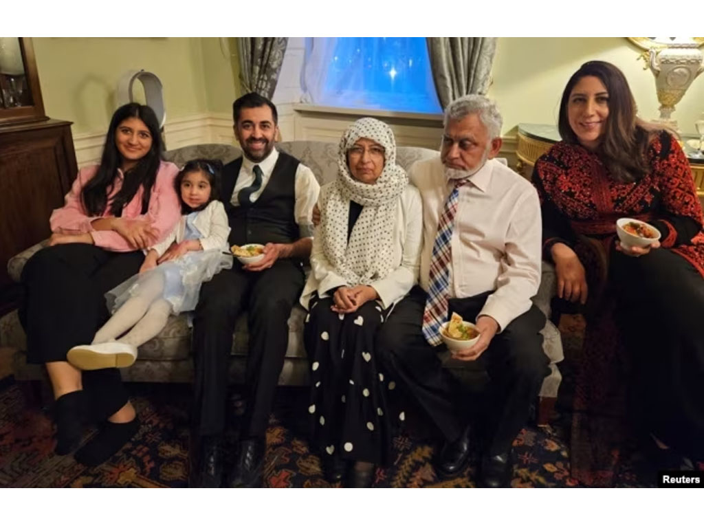 Humza Yousa  berpose bersama keluarganya