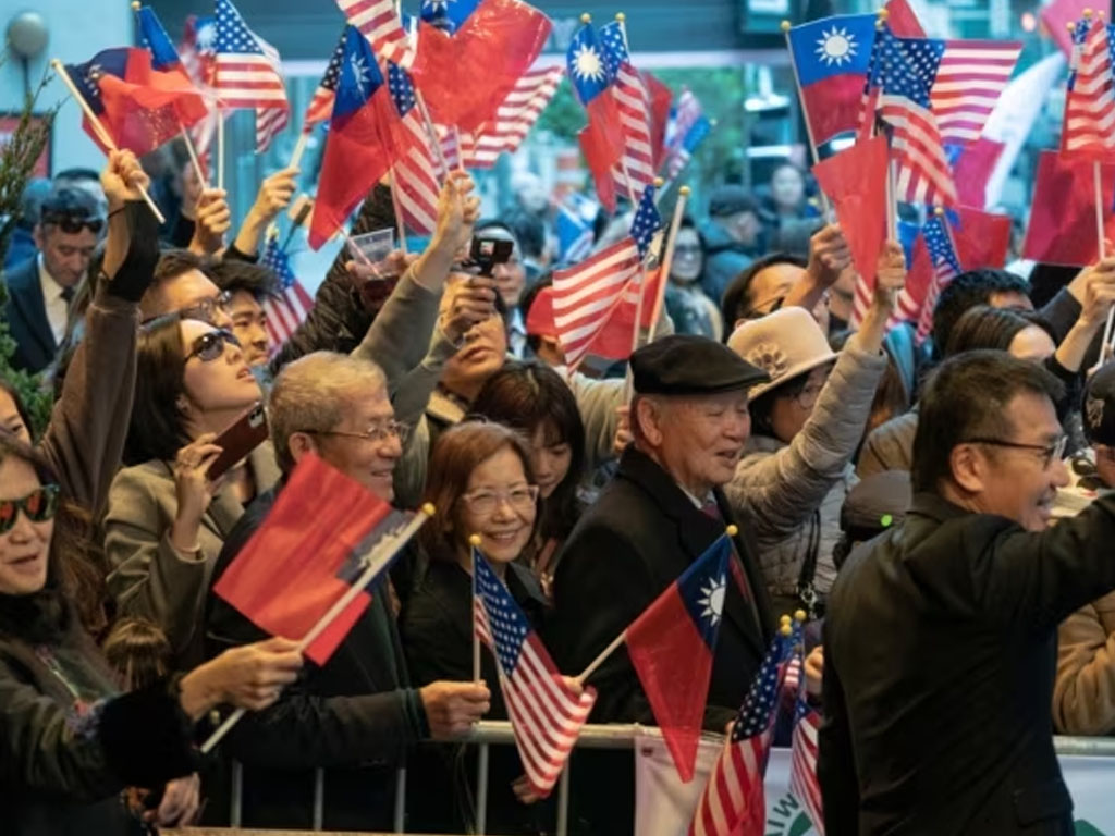 pendukung taiwan sambut tsai di new york