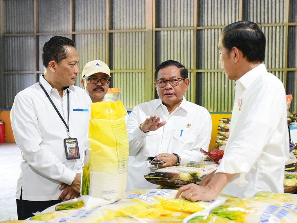 jokowi di gudang besar di maros