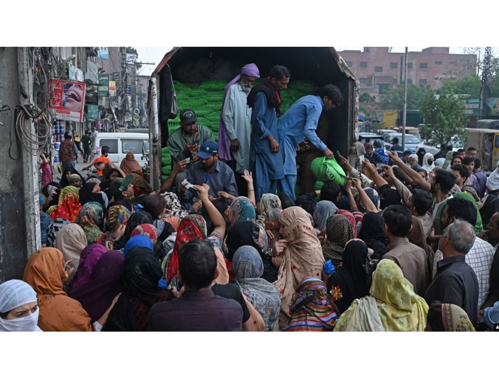 pembagian tepung gratis di lahore