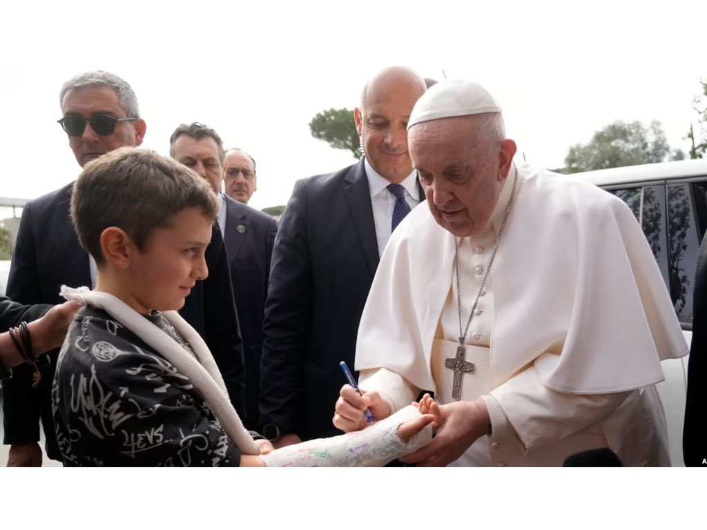 paus bubuhi tanda tangan gips seorang anak