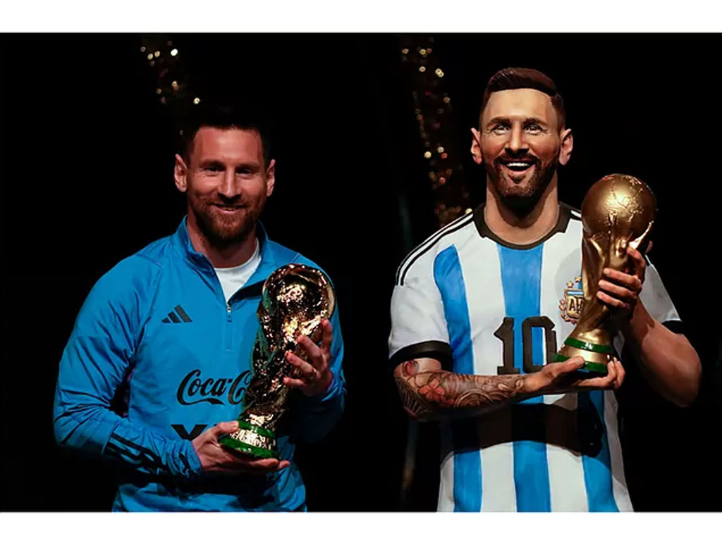 messi pegang trofi piala dunia