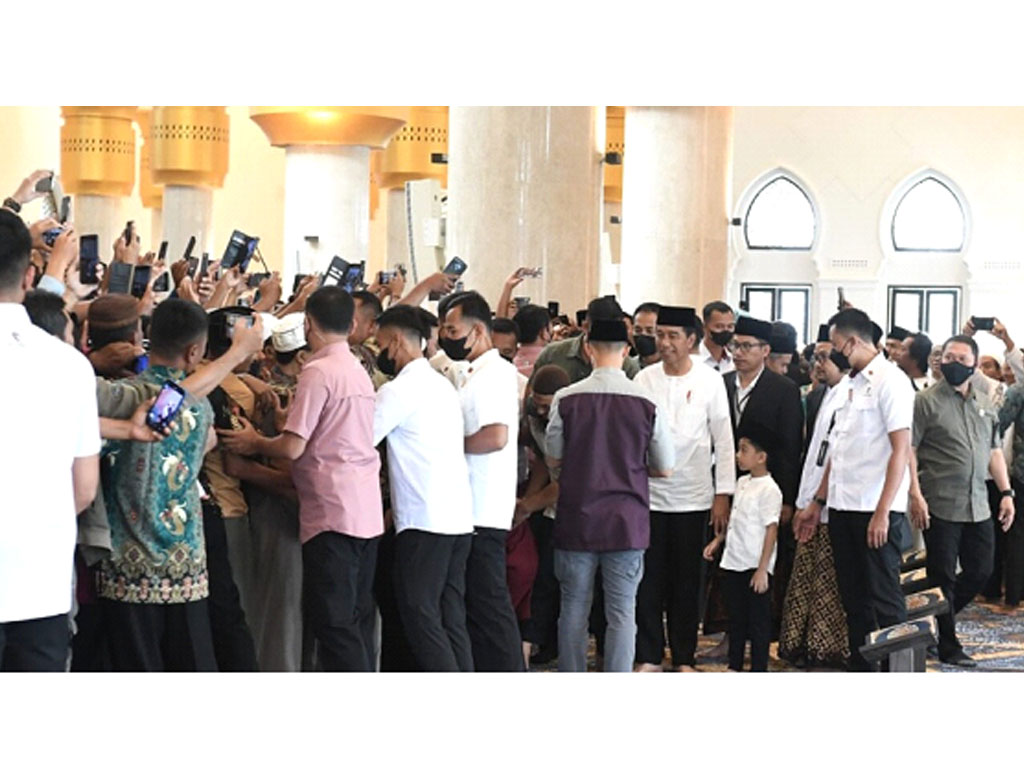 jokowi salat jumat dng cucu