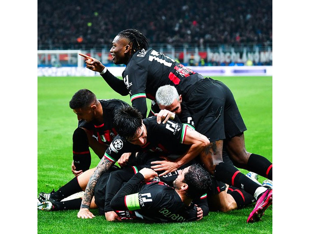 pemain milan rayakan gol ke gawang napoli