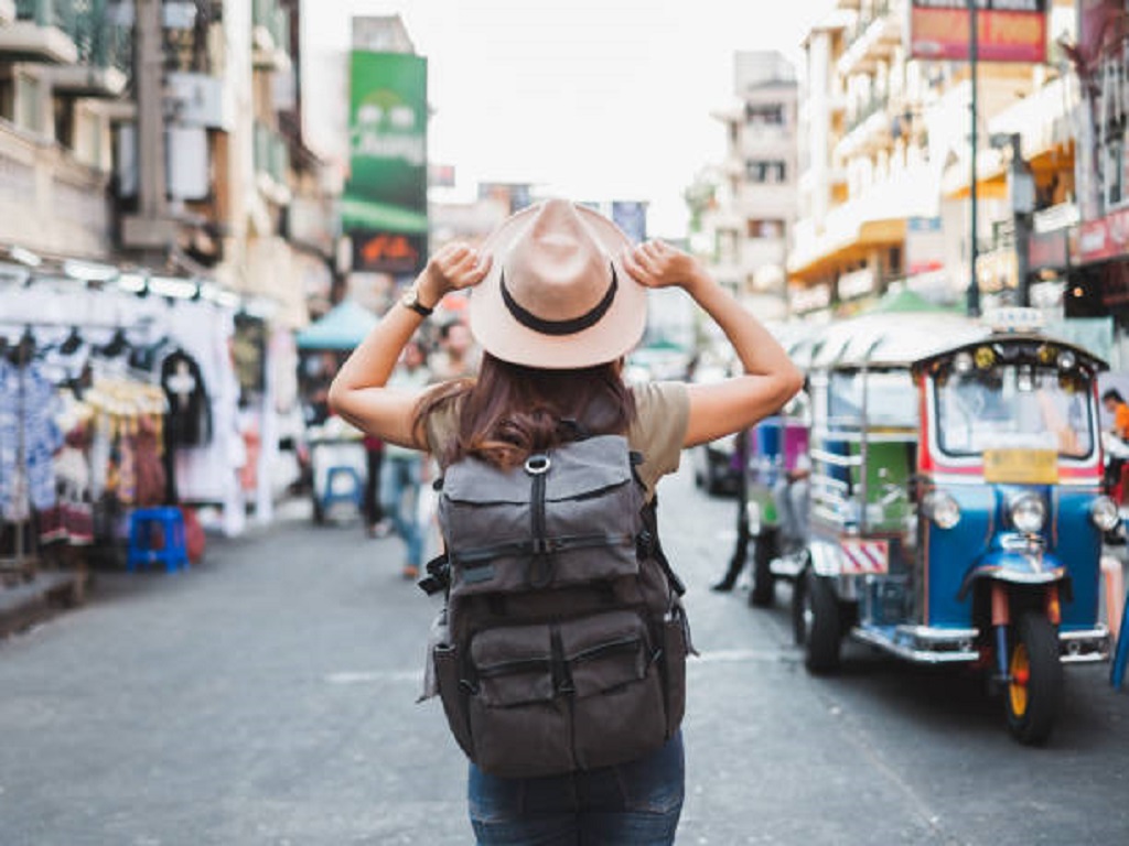 Menjelajahi Dunia dengan Budget Terbatas: Tips Traveling Murah Ala Backpacker Sejati (1200 Kata)