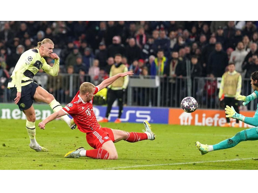 haaland cetak gol ke gawang bayern