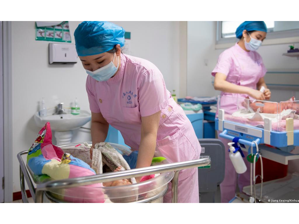 perawat rawat bayi di china