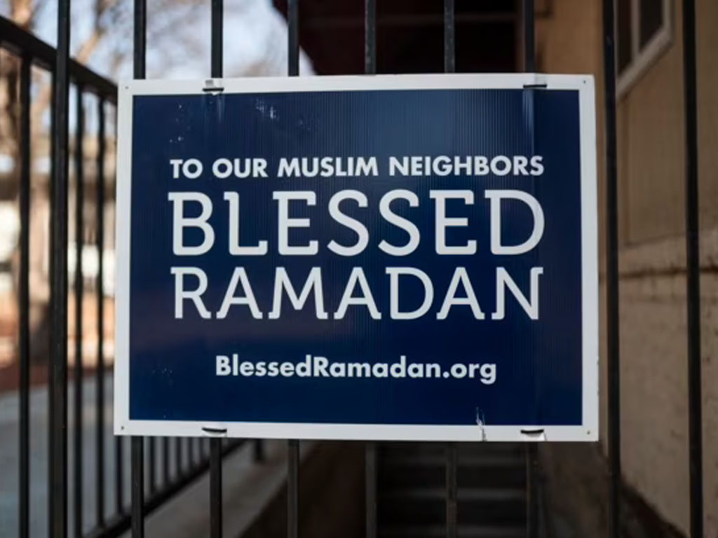 Sebuah tanda di luar Masjid Dar Al-Hijrah di Minneapolis