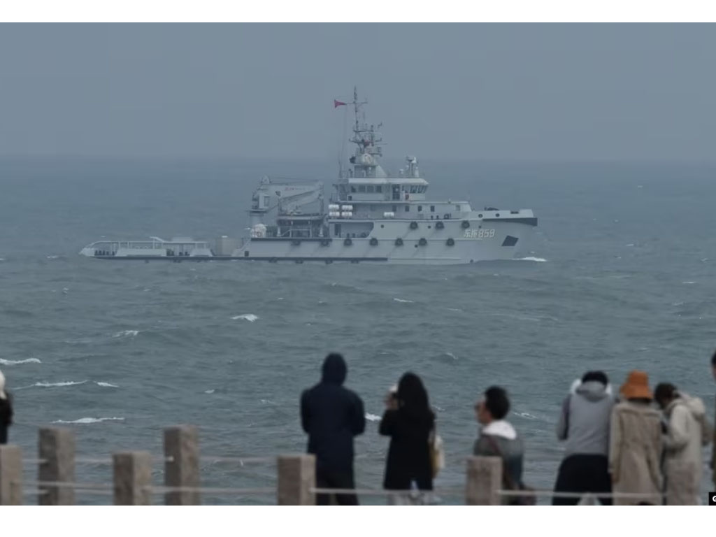 kapal induk china di selat taiwan