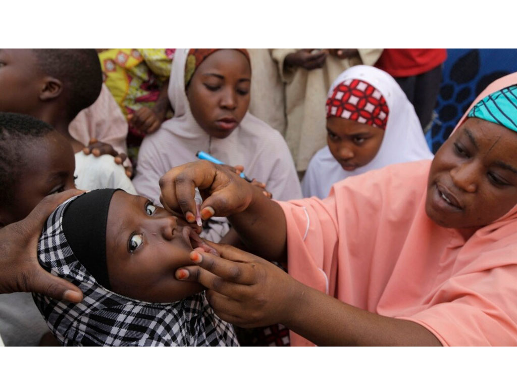 berikan vaksin polio kepada seorang anak di Kawo Kano Nigeria