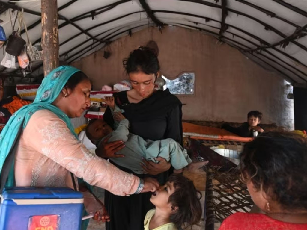 pemberian vaksin polio di lahore pakistan