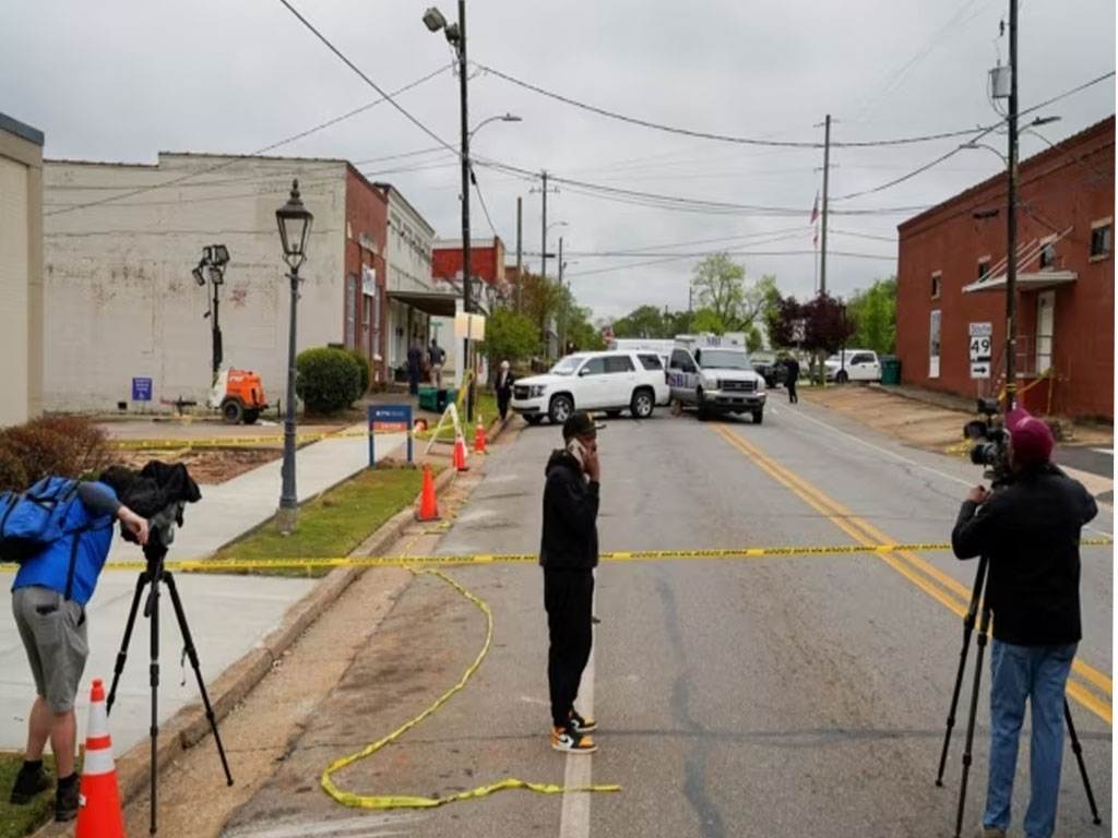 warga dan media di lokasi penembakan massal di Alabama