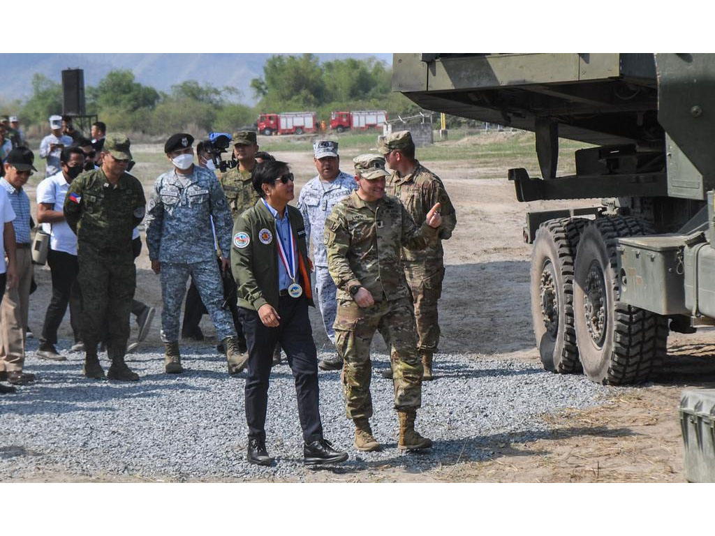 presiden filipina marcos jr tinjau senjata as