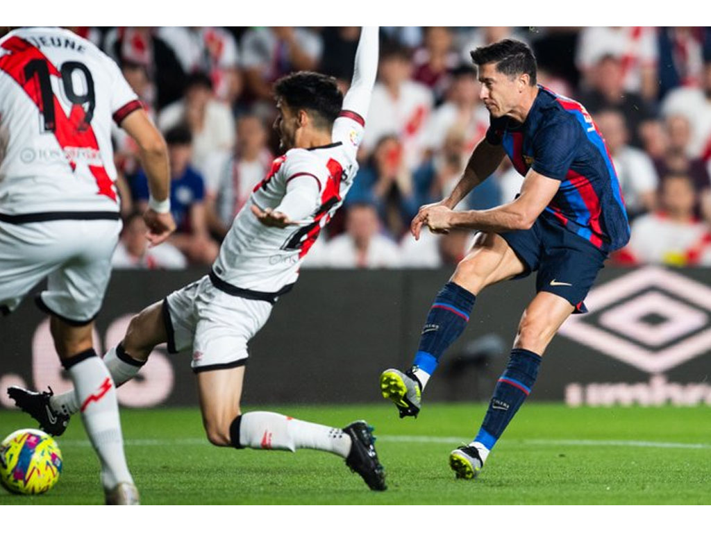 lewandoski cetak gol ke gawang rayo