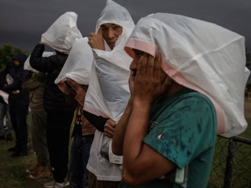 bagikan kantong sampak kepada imigran