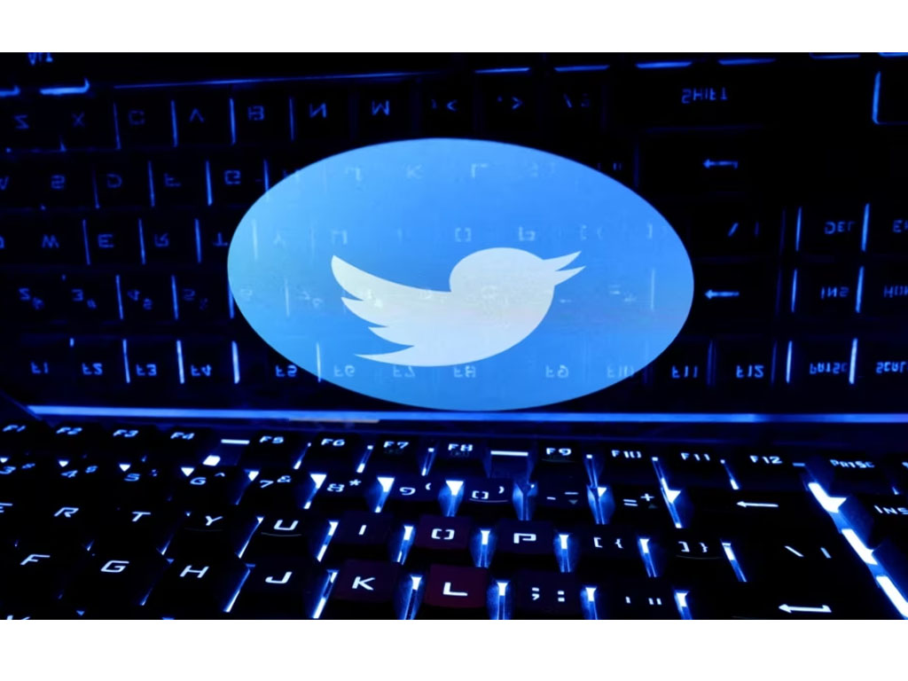 logo Twitter di keyboard