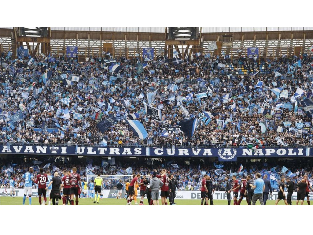 suasana di stadion napoli