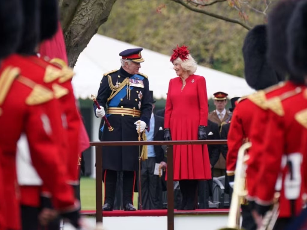 raja charles dan camilia di istana Buckingham