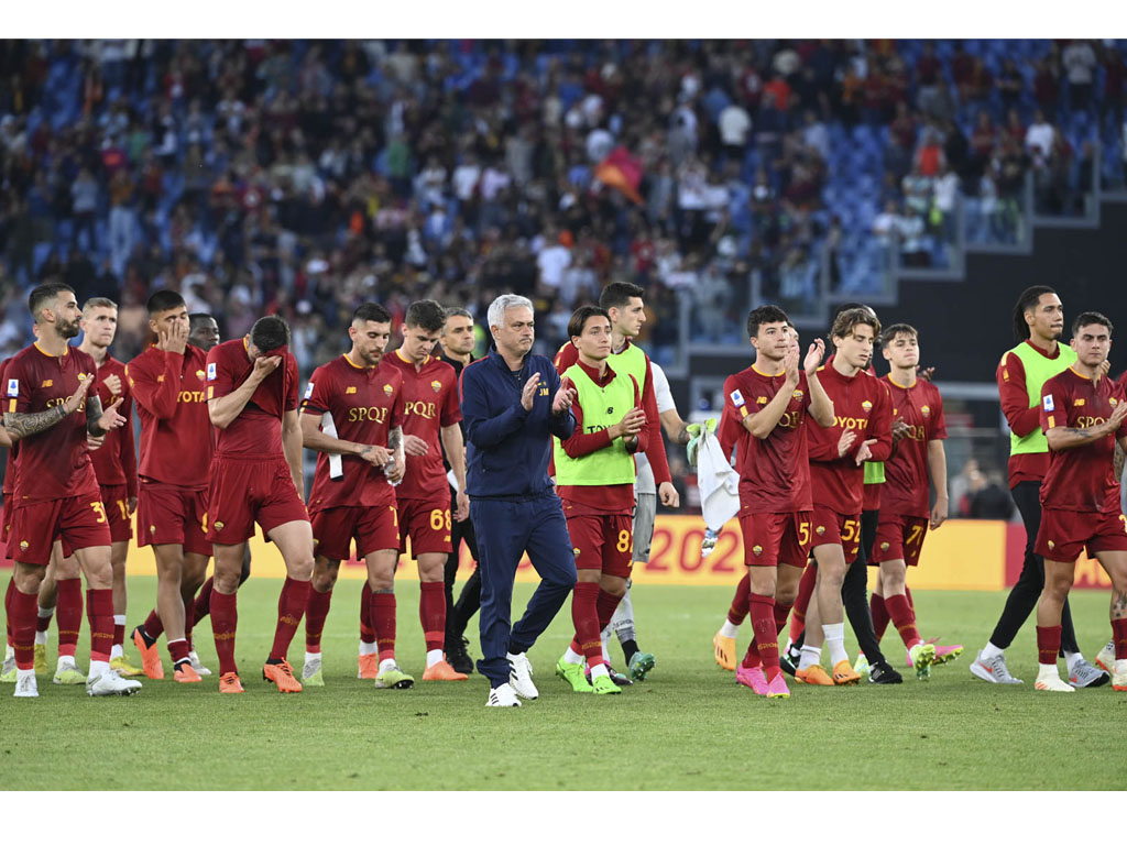 mourinho dan emain roma tinggalkan lapangan