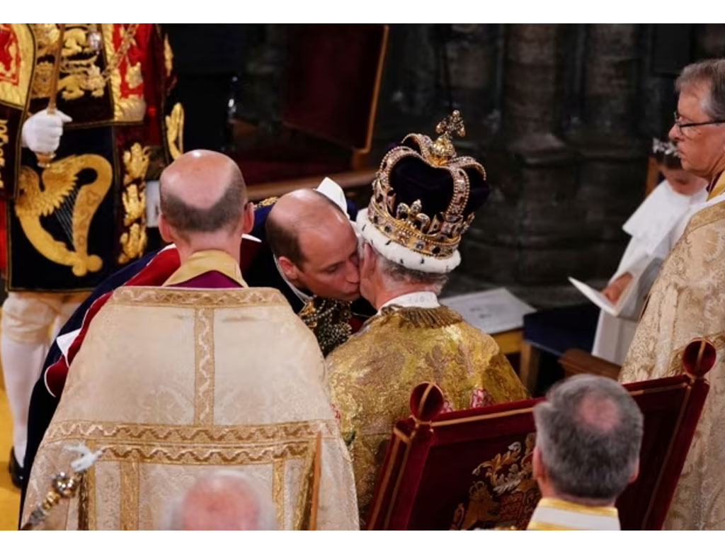 Pangeran William mencium ayahnya Raja Charles III