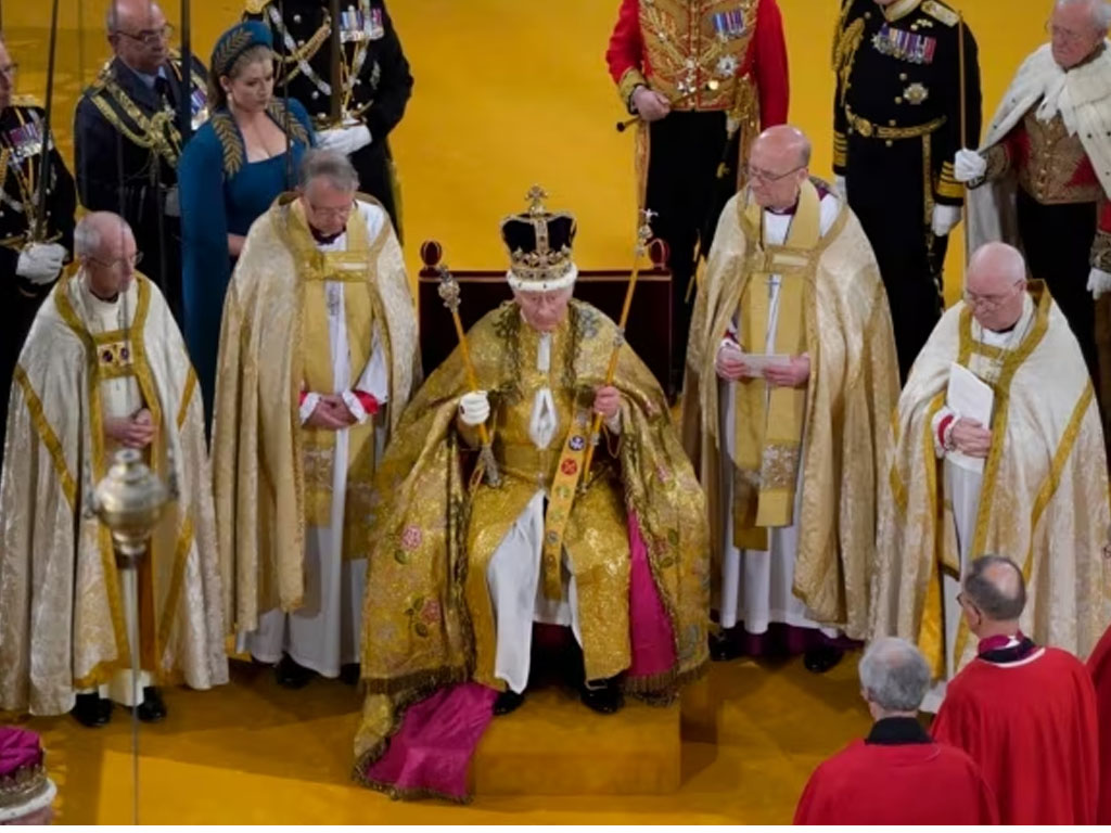 Raja Inggris Charles III menerima Mahkota St Edward