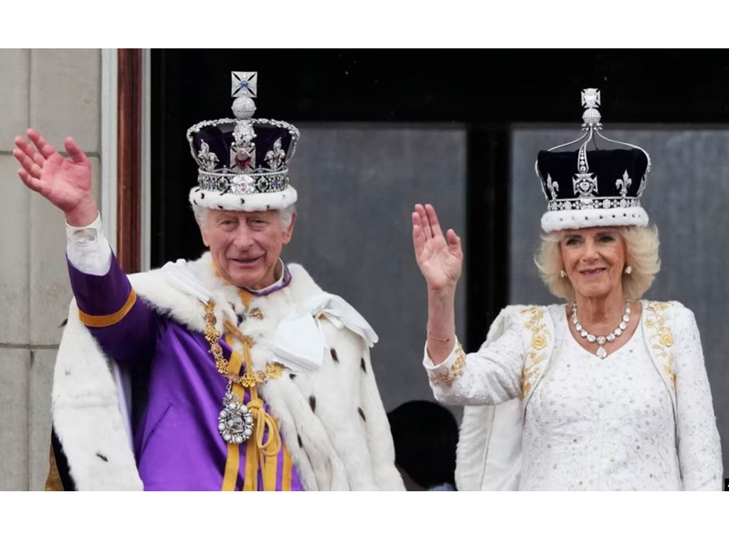 Raja Inggris Charles III dan Ratu Camilla dri balkon Istana Buckingham