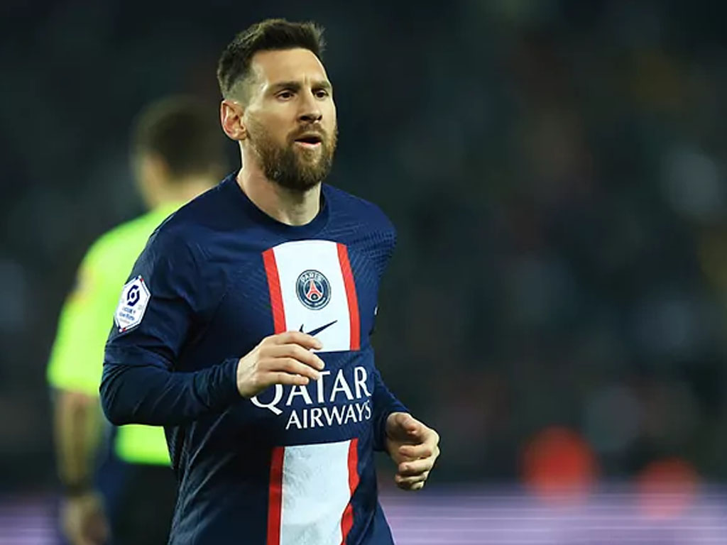 Lionel Messi dengan jersey PSG