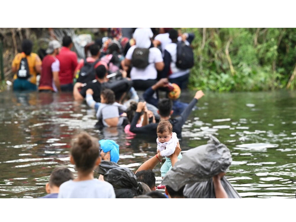 imigran seberangi sungai di perbatasan AS dan Meksiko