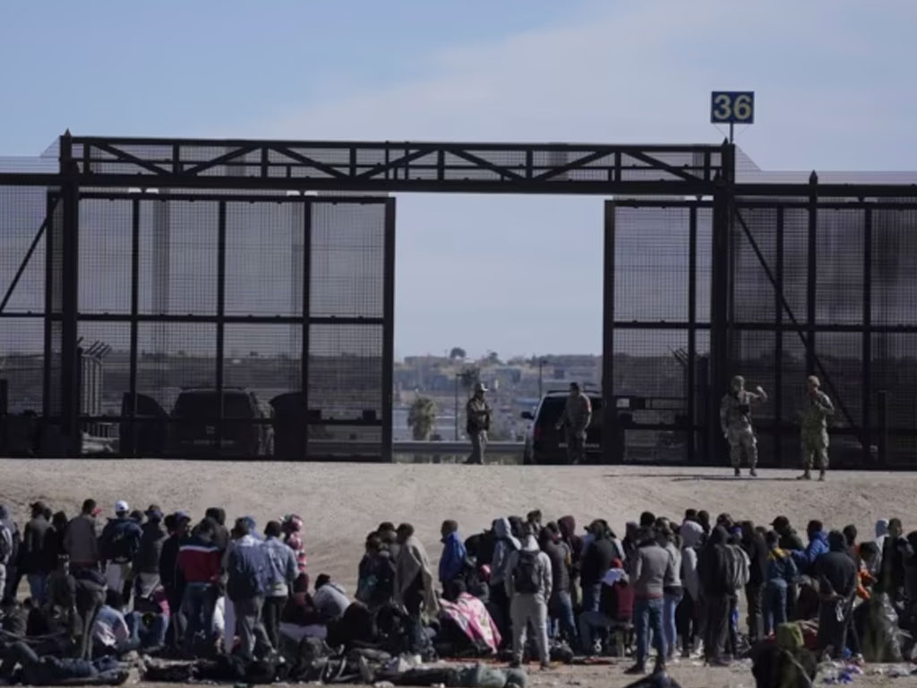 imigran di tembok batas AS dan Meksiko