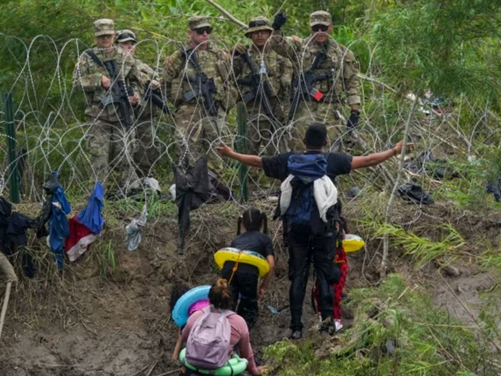 migran di  tepi Sungai Rio Grande