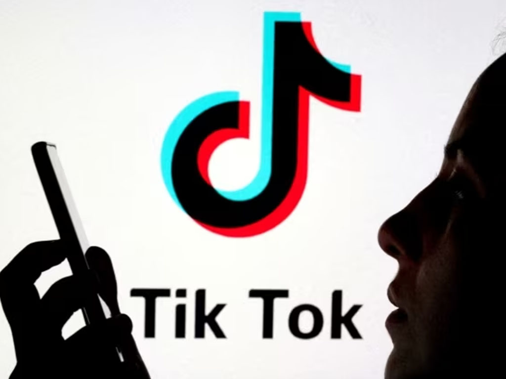 smartphone dengan latar belakang logo TikTok