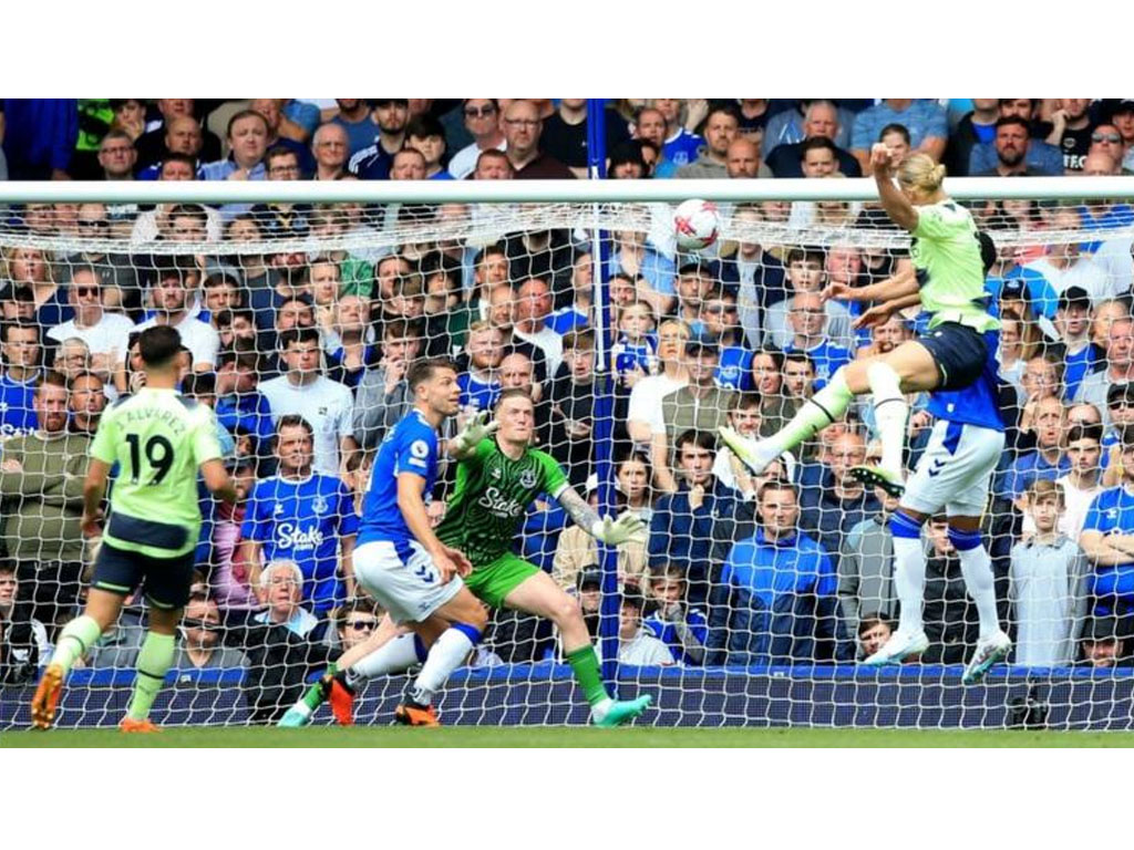 haaland cetak gol ke gawang everton