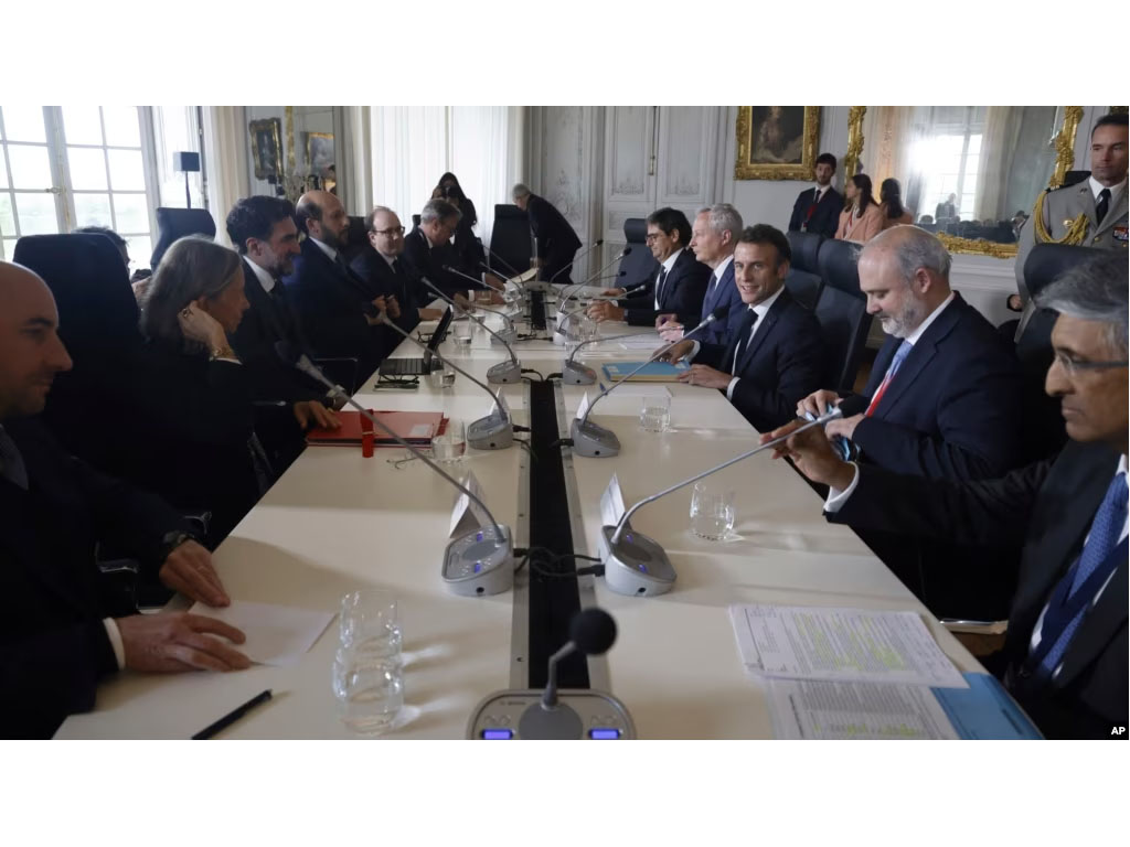 Presiden Macron jamu CEO